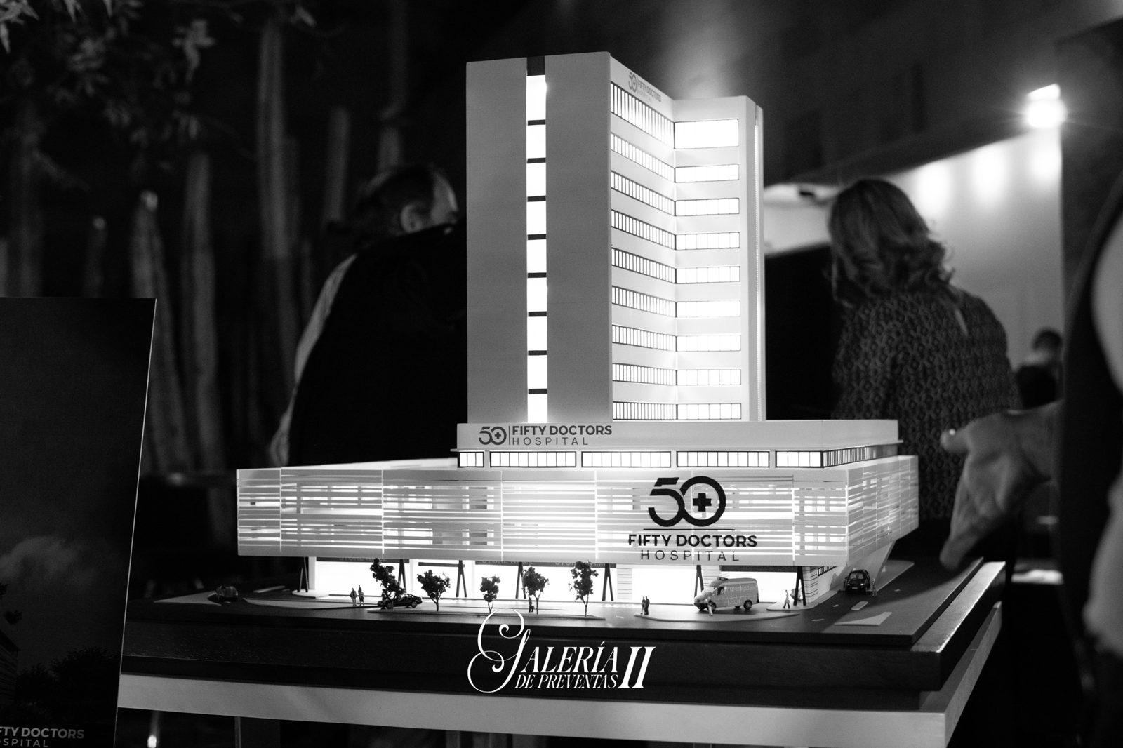 Maqueta iluminada de torre en lanzamiento de preventa